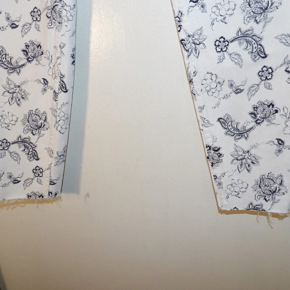 KENSIE The Ultimate High-Rise White & Navy Blue Floral Print Skinny Jeans - Picture 6 of 8